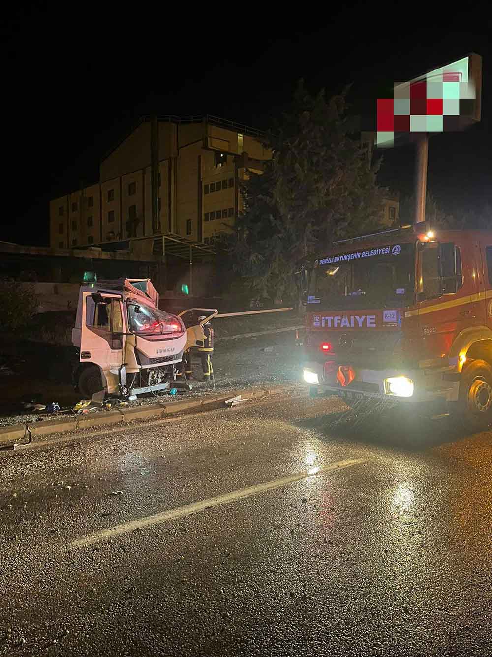 Denizlide Surucusunun Kontrolunu Kaybettigi Kamyonet Yoldan Cikti 2