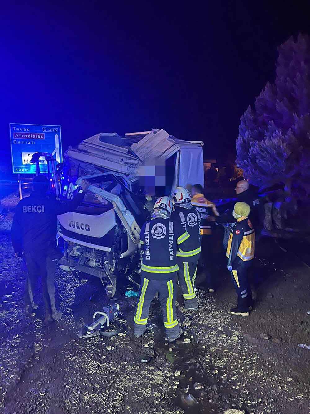 Denizlide Surucusunun Kontrolunu Kaybettigi Kamyonet Yoldan Cikti 3