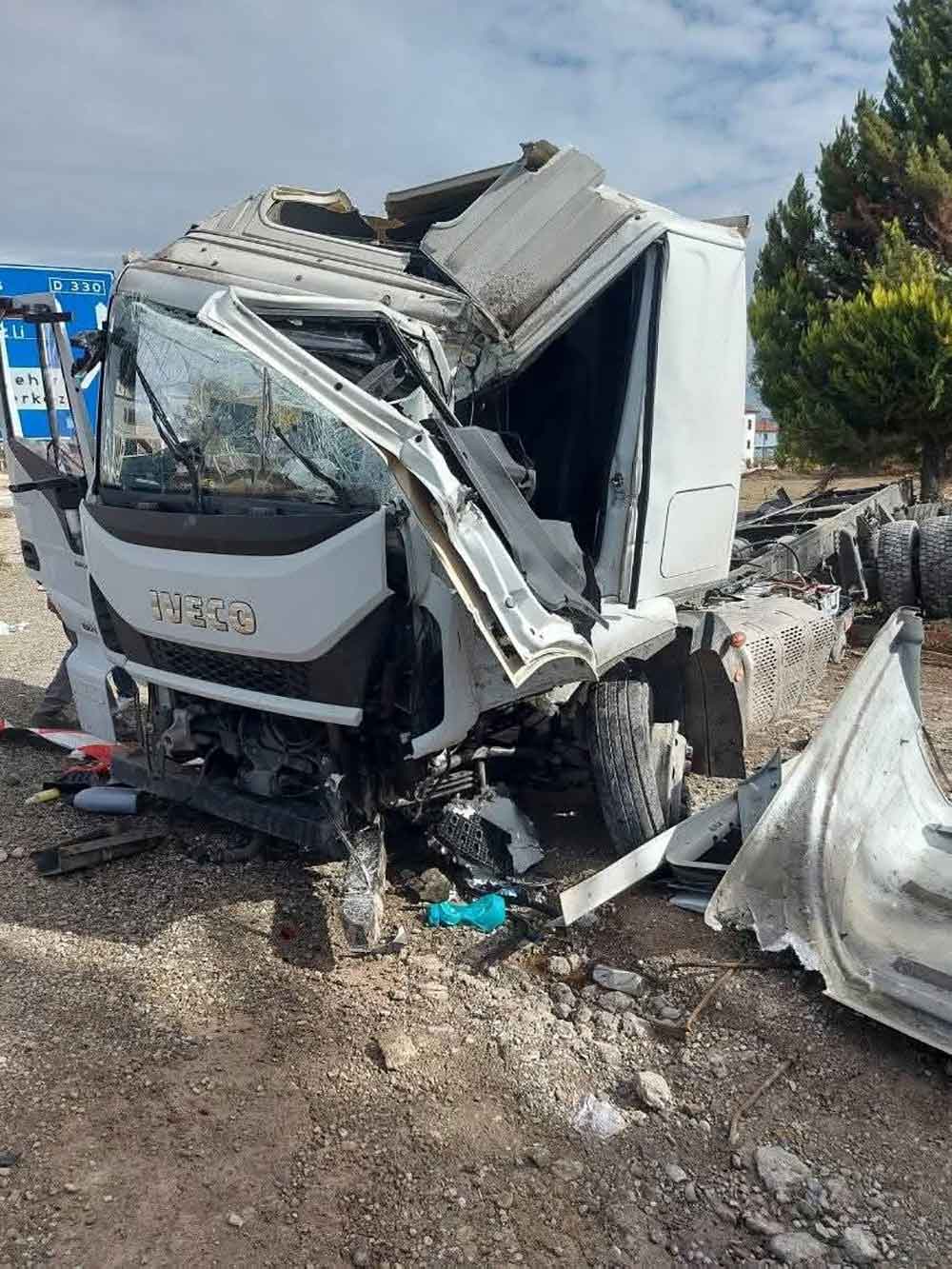 Denizlide Yagmur Kazayi Da Beraberinde Getirdi Meyve Yuklu Tir Devrildi 1