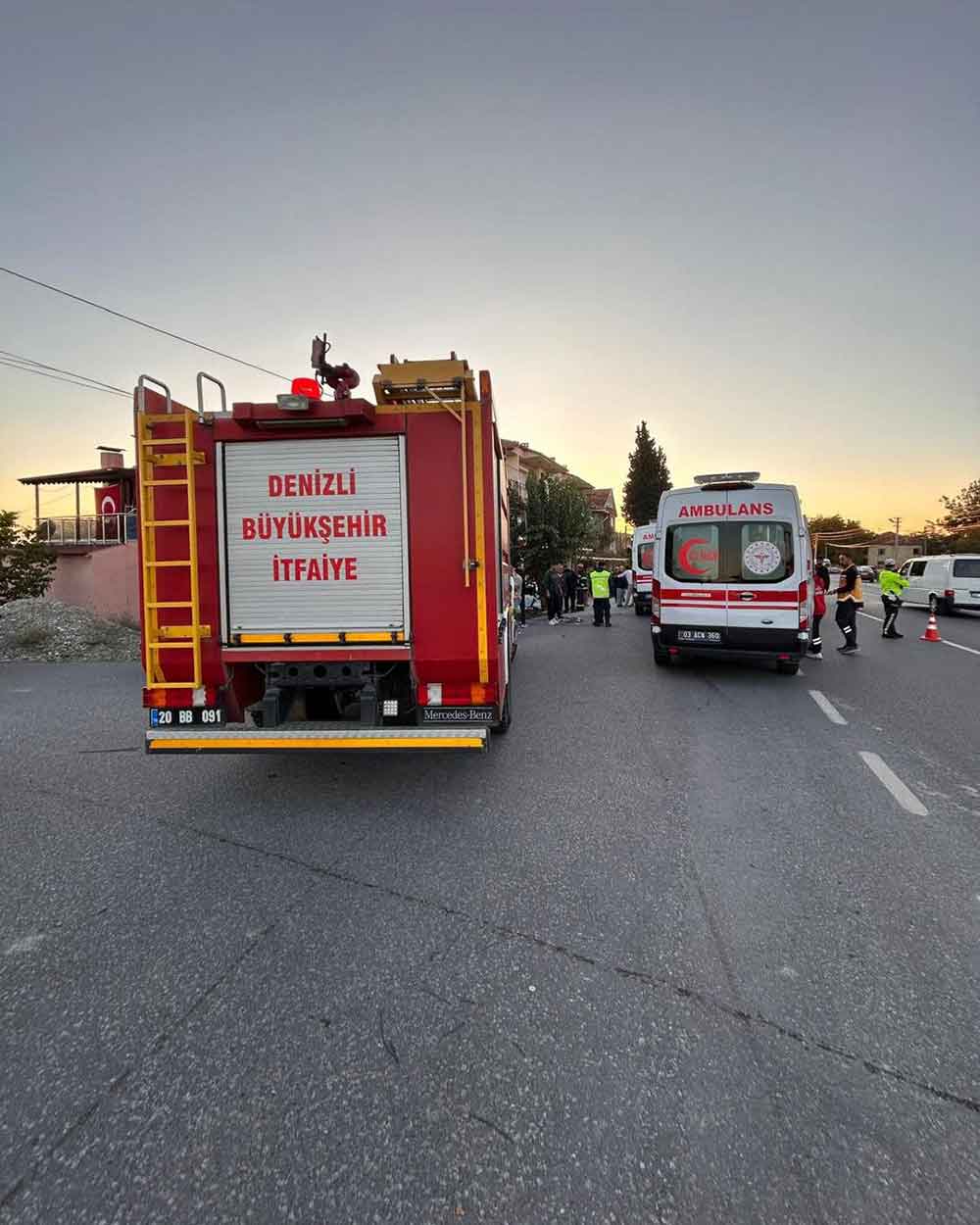 Denizlide Yoldan Cikan Otomobil Once Agaca Sonra Eve Carpti 3