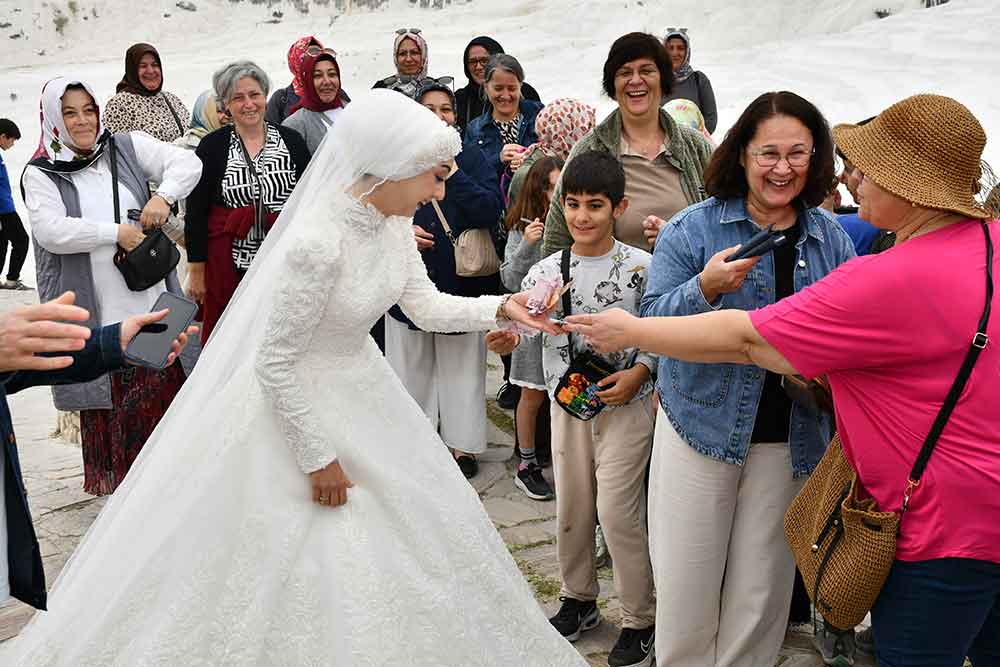Dugun Cekimi Icin Pamukkale Travertenlerine Giden Cift Icin Turistler Taki Kuyrugu Olusturd 3