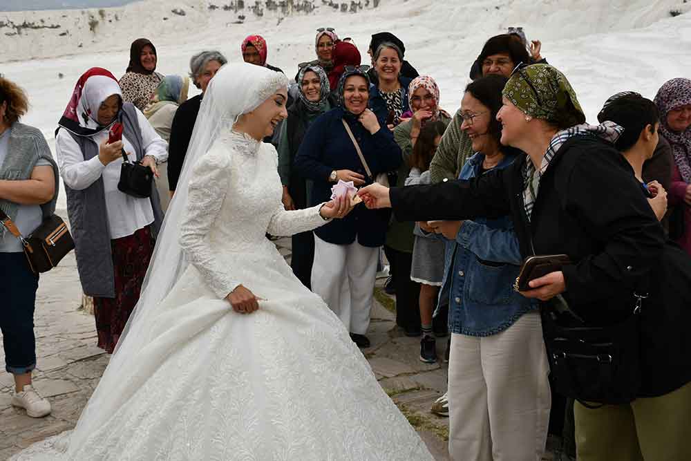 Dugun Cekimi Icin Pamukkale Travertenlerine Giden Cift Icin Turistler Taki Kuyrugu Olusturd 4