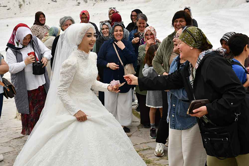 Dugun Cekimi Icin Pamukkale Travertenlerine Giden Cift Icin Turistler Taki Kuyrugu Olusturd 5