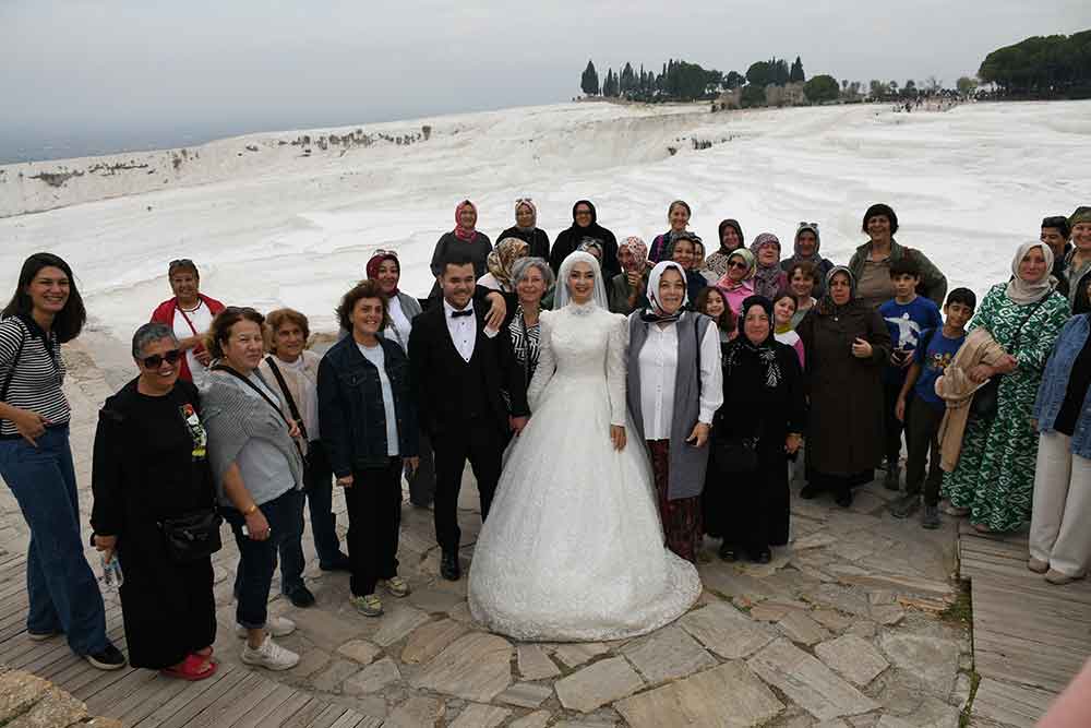 Dugun Cekimi Icin Pamukkale Travertenlerine Giden Cift Icin Turistler Taki Kuyrugu Olusturd 6
