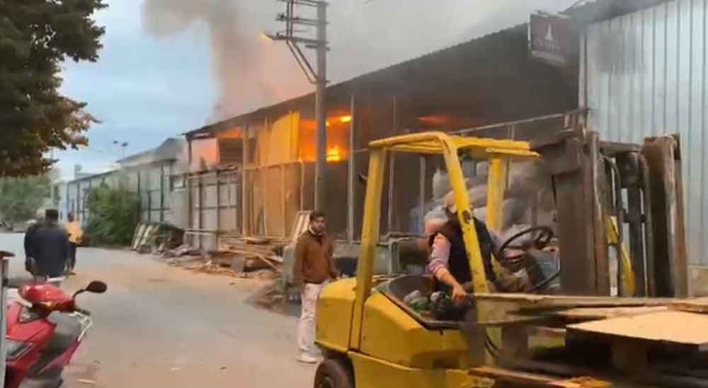 Kereste Deposundaki Yangin Buyumeden Sonduruldu 1