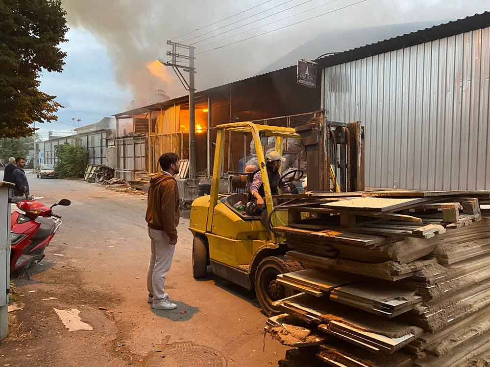 Kereste Deposundaki Yangin Buyumeden Sonduruldu 2