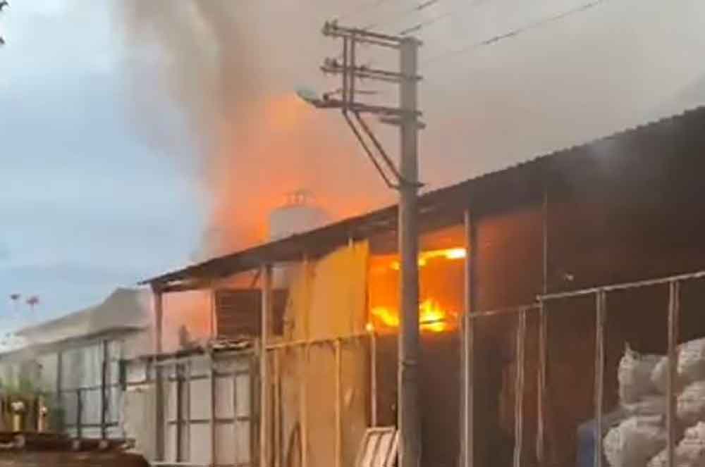 Kereste Deposundaki Yangin Buyumeden Sonduruldu 3