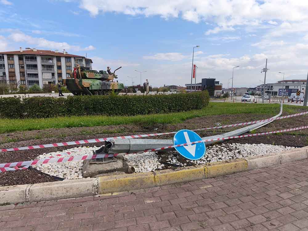 Suratle Kavsaga Giren Otomobil Heykelleri Bicerek Metrelerce Havaya Uctu 1