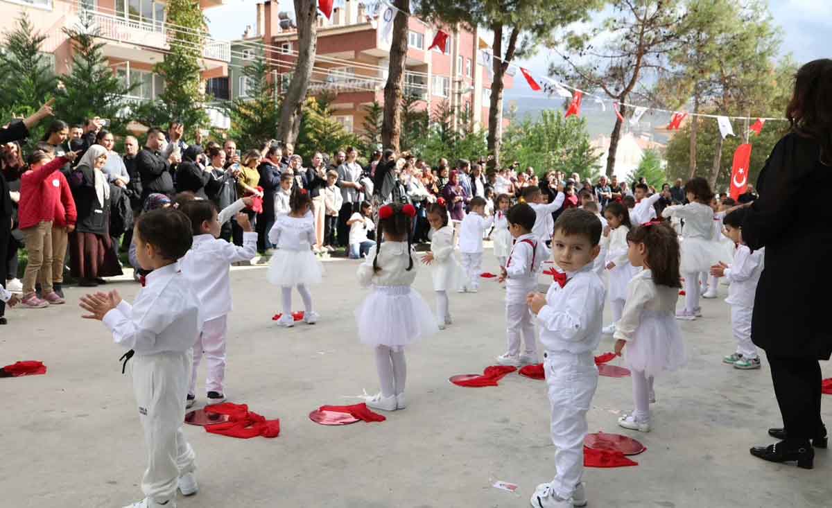 Tavas Belediyesinden Anlamli Cumhuriyet Bayrami Kutlamasi