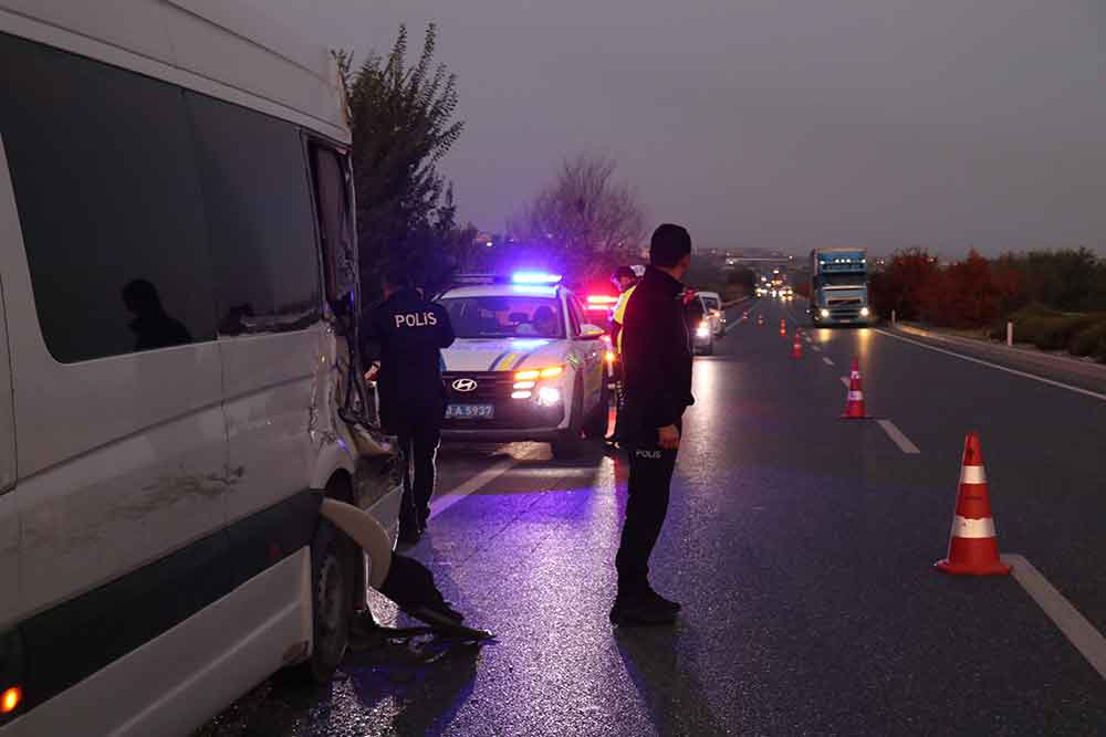Zincir Market Kamyonu Emniyet Seridinde Bekleyen Isci Servisine Carpti 1 Olu 1