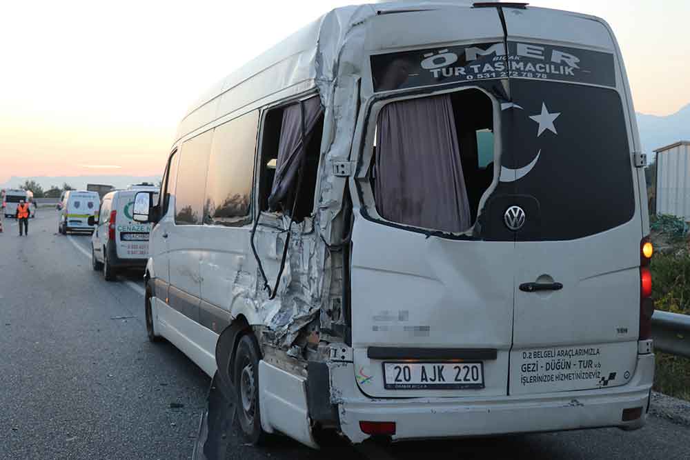 Zincir Market Kamyonu Emniyet Seridinde Bekleyen Isci Servisine Carpti 1 Olu 2