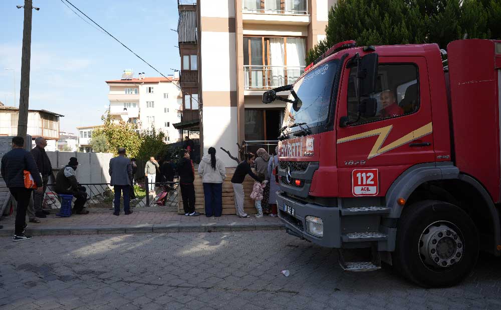 5 Katli Binada Meydana Gelen Yangin Korkuya Neden Oldu 2