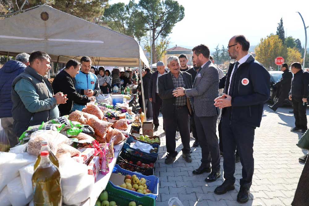 Baskan Tatik Gazze Icin Duzenlenen Hayir Carsisini Gezdi 1