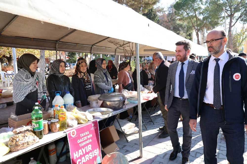 Baskan Tatik Gazze Icin Duzenlenen Hayir Carsisini Gezdi 2