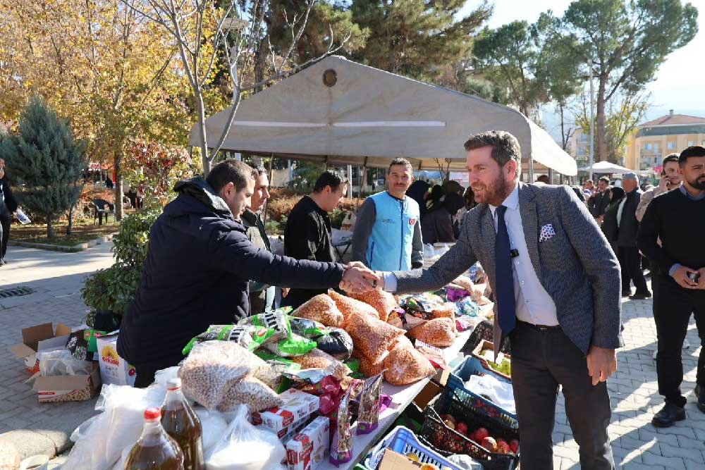 Baskan Tatik Gazze Icin Duzenlenen Hayir Carsisini Gezdi 3