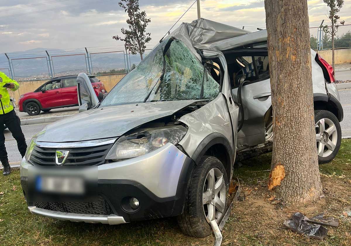 Denizli Kaza Sudenaz Sargin Otomobil Ikiye Bolundu1