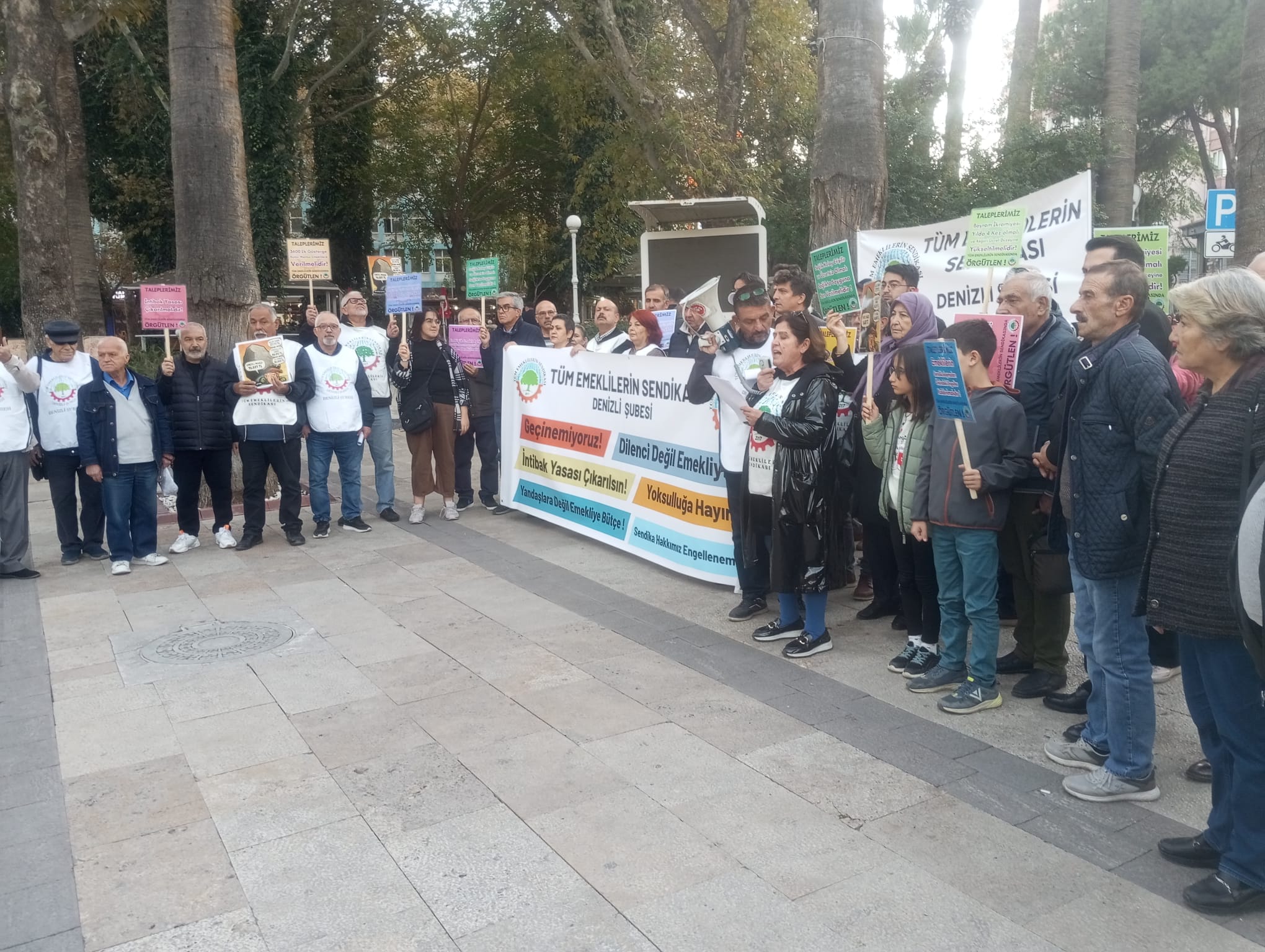 Denizlide Emekliler Alanlara Indi1