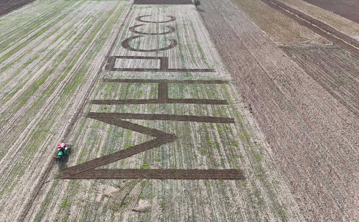 Denizlide Mhpli Ciftci Tarlasina Traktorle Mhp Yazdi