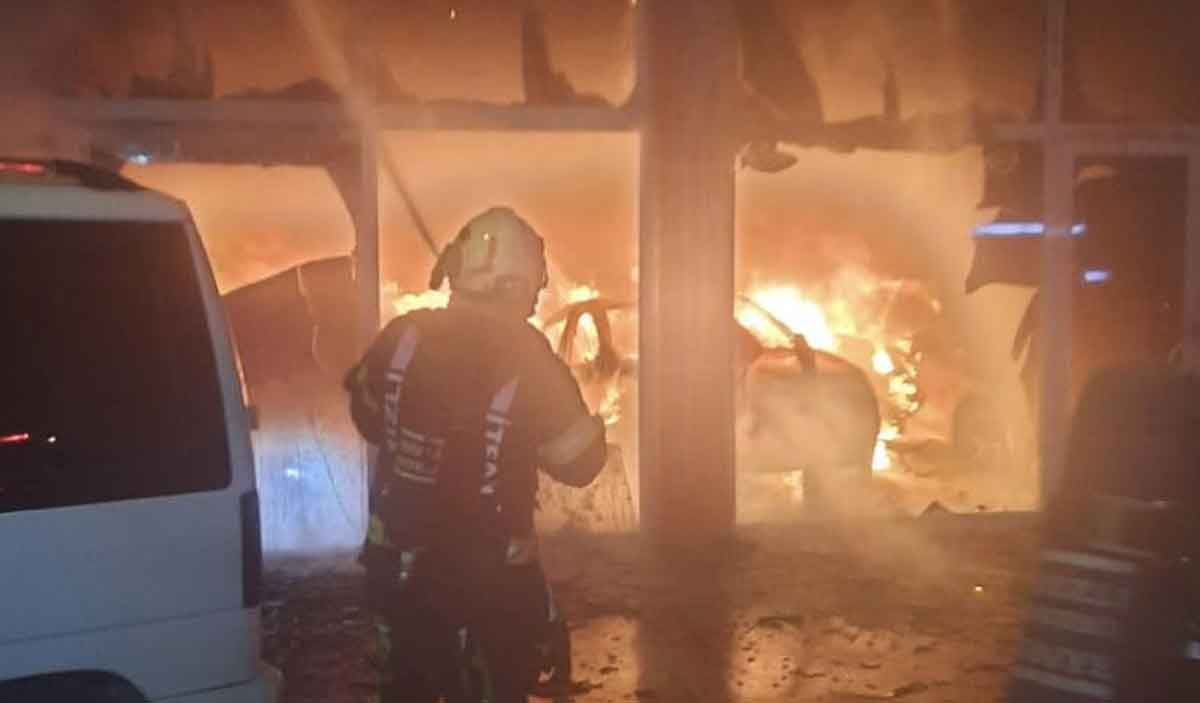 Denizlide Oto Galeri Alevlere Teslim Oldu 1