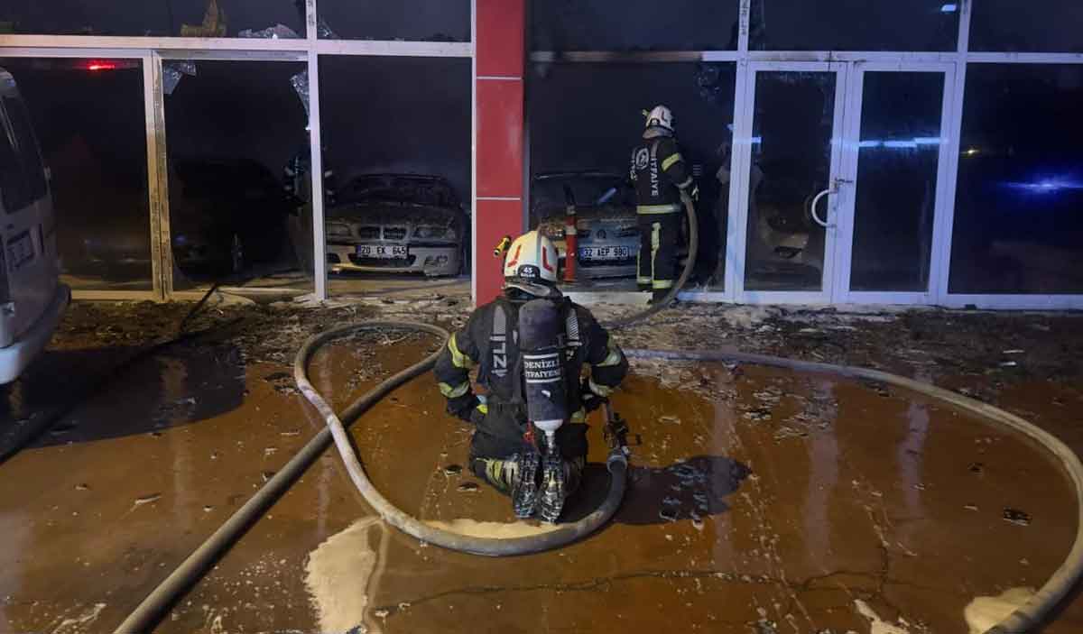 Denizlide Oto Galeri Alevlere Teslim Oldu 2