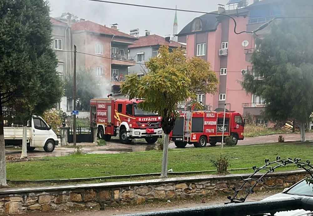 Denizlide Park Halindeki Minibus Alevlere Teslim Oldu 1-1