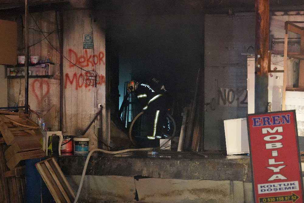 Fabrika Yerleskesinde Cikan Yanginda 6 Isyeri Zarar Gordu 3