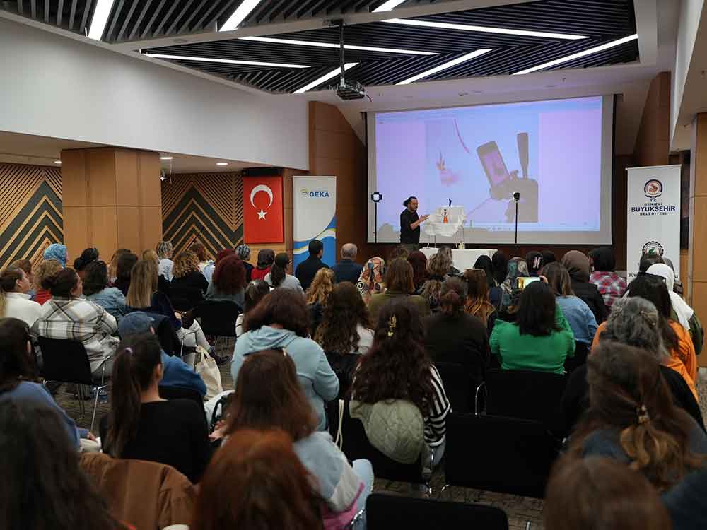 Kadin Girisimcilere Telefonla Urun Fotografciligi Egitimi Verildi