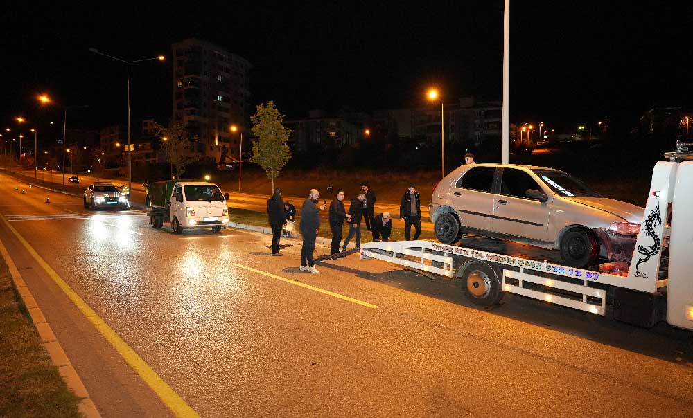 Kontrolden Cikan Otomobil Once Kaldirima Sonra Orta Refujdeki Levhaya Carpti 2