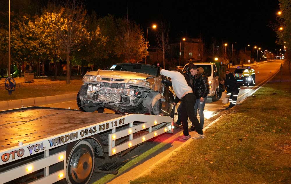 Kontrolden Cikan Otomobil Once Kaldirima Sonra Orta Refujdeki Levhaya Carpti 4