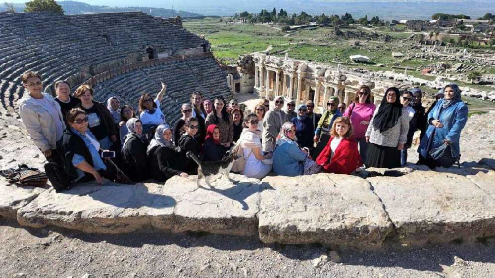 M E R K E Z E F E N D İ L İ K A D I N L A R T A R İ H İ V E D O Ğ A Y I K E Ş F E D İ Y O R 1