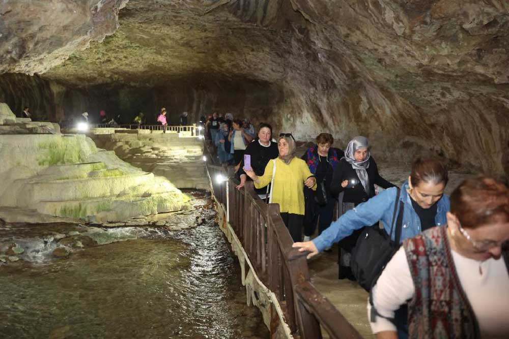 M E R K E Z E F E N D İ L İ K A D I N L A R T A R İ H İ V E D O Ğ A Y I K E Ş F E D İ Y O R