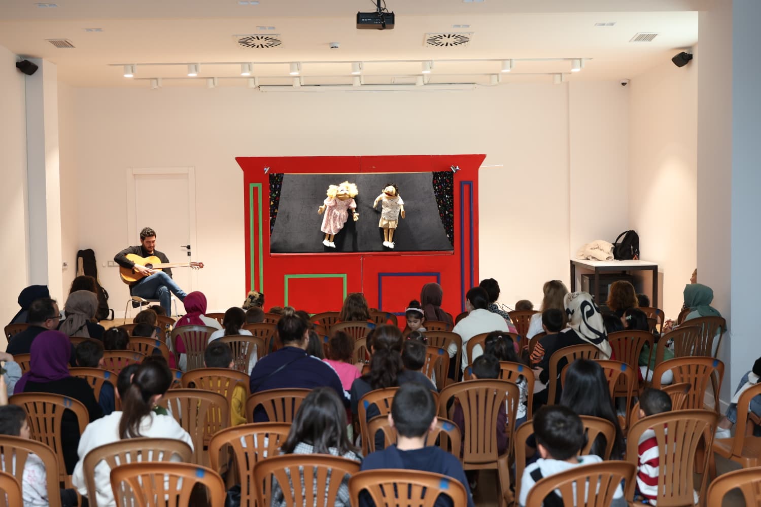 Merkezefendi̇ Kent Ti̇yatrosu Ara Tati̇lde Çocuklari Ağirladi (1)