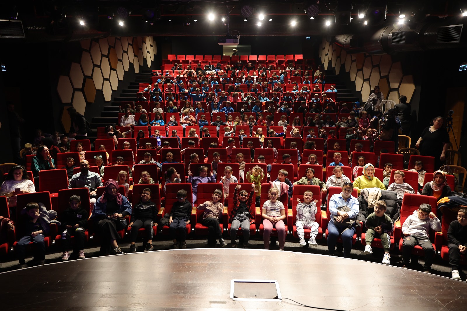 Merkezefendi̇ Kent Ti̇yatrosu Ara Tati̇lde Çocuklari Ağirladi (10)