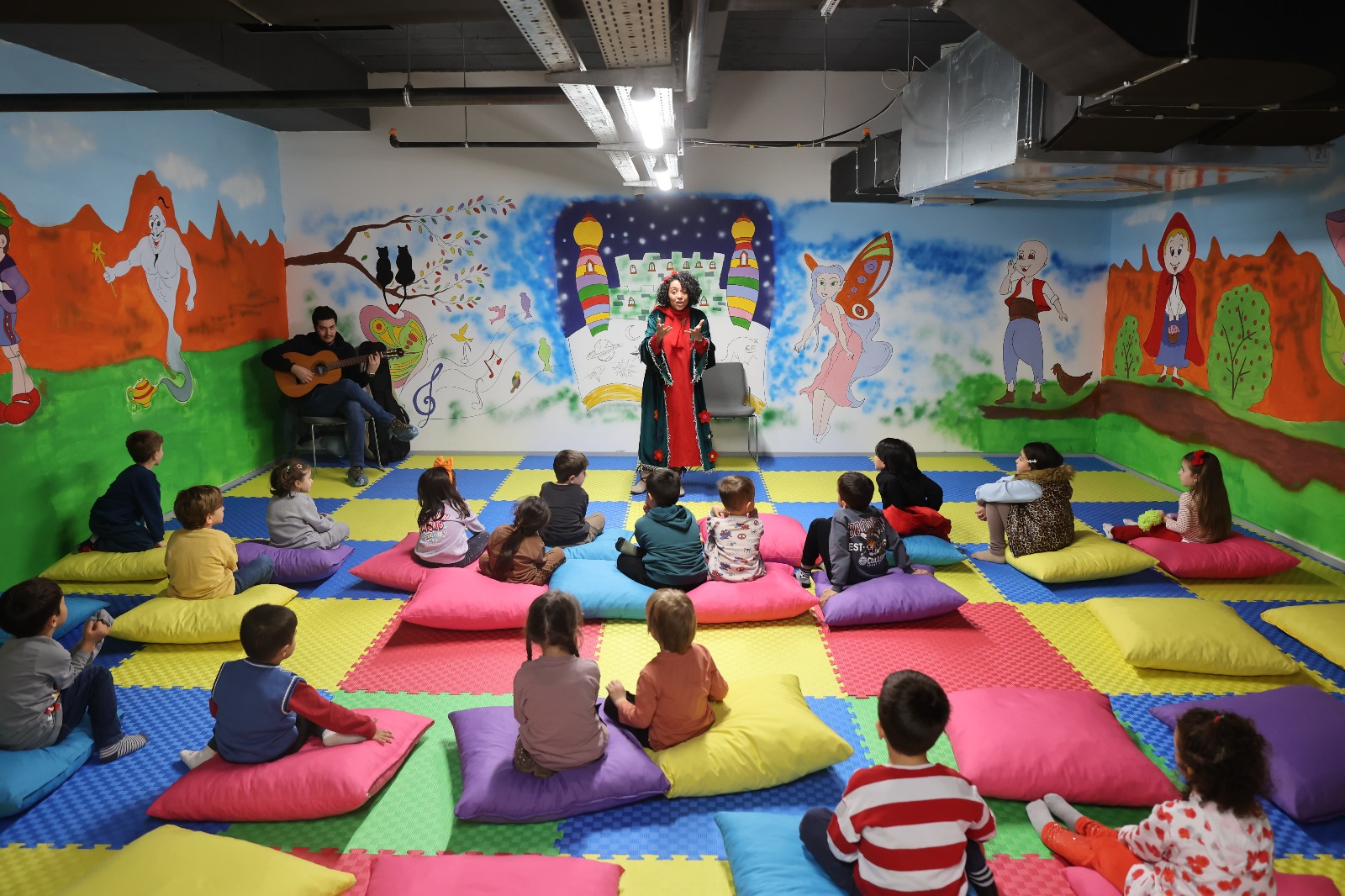 Merkezefendi̇ Kent Ti̇yatrosu Ara Tati̇lde Çocuklari Ağirladi (14)