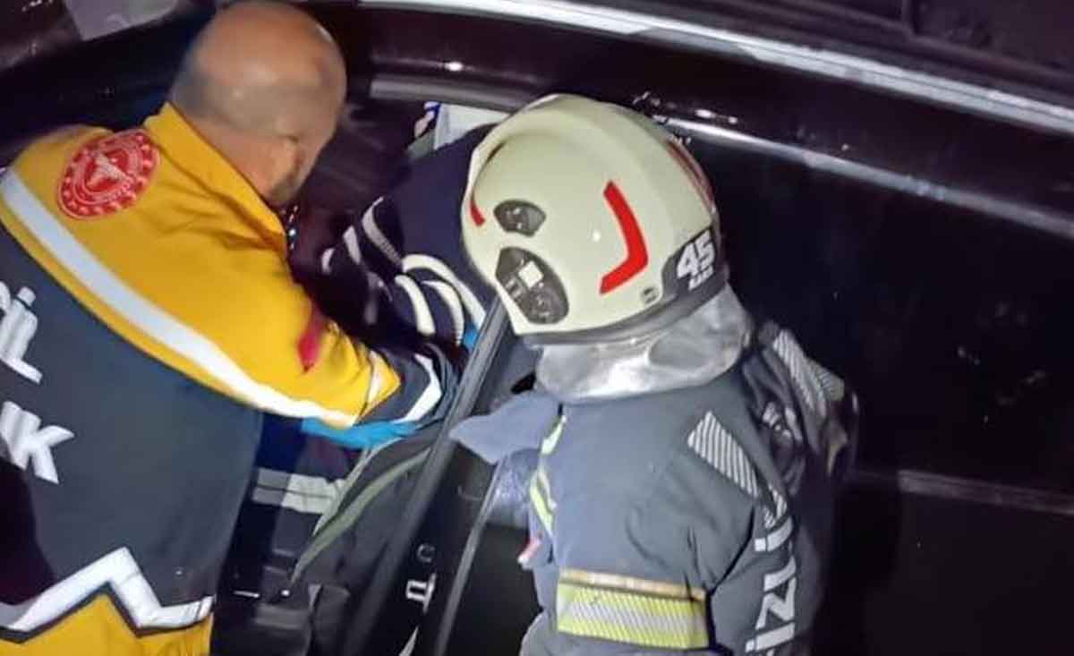 Merkezefendide Trafik Kazasi Aracta Sikisan Yarali Kurtarildi 1