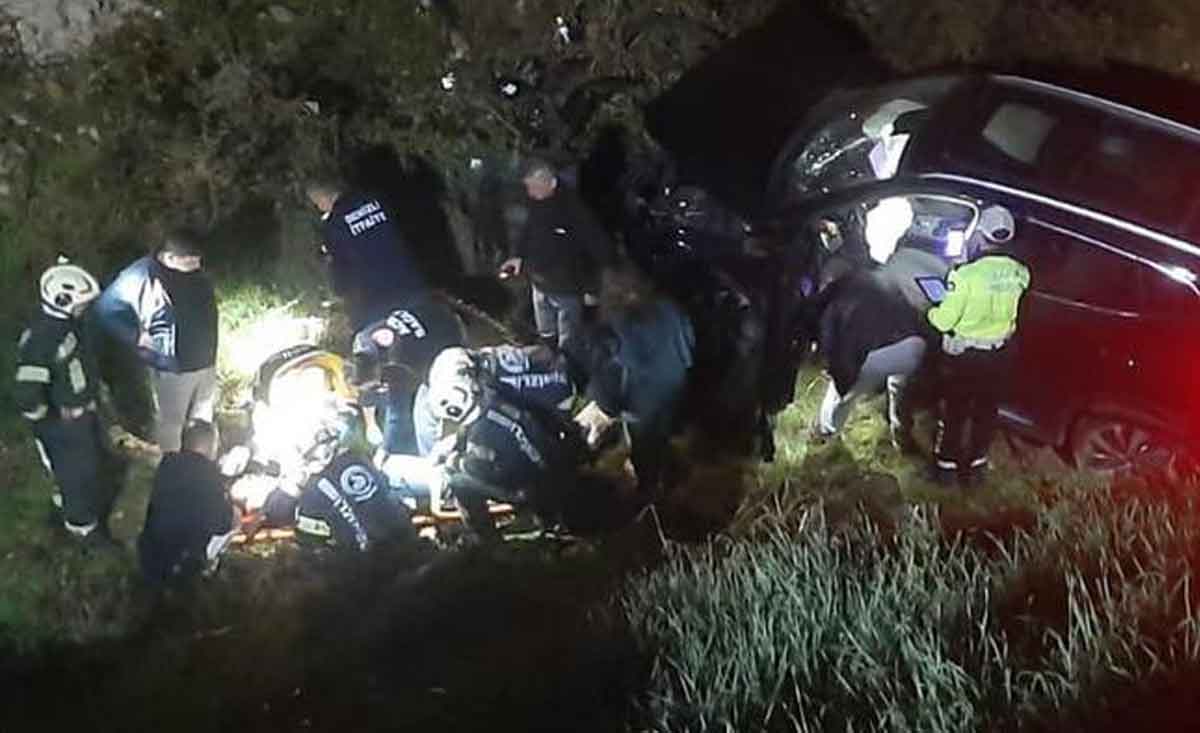 Merkezefendide Trafik Kazasi Aracta Sikisan Yarali Kurtarildi 2