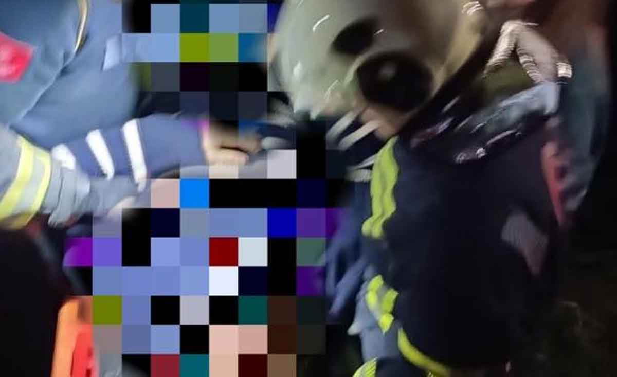 Merkezefendide Trafik Kazasi Aracta Sikisan Yarali Kurtarildi