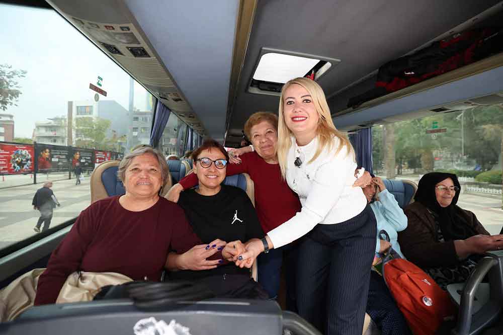 Merkezefendili Kadinlar Pamukkale Ve Kaklik Magarasini Geziyor