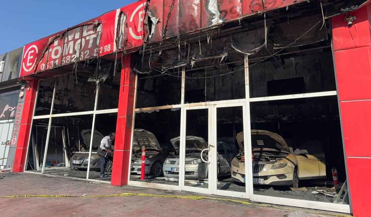 Ortagi Cinayetten Tutuklanan Oto Galeri Kundaklandi