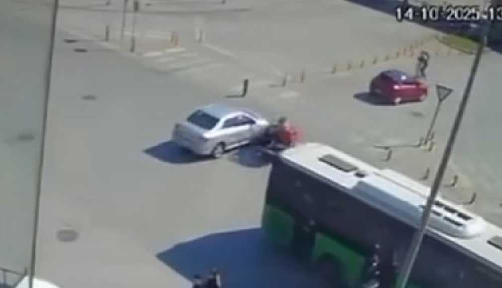Otomobil Motosiklet Ile Carpistigi Kaza Guvenlik Kamerasina Yansidi 1