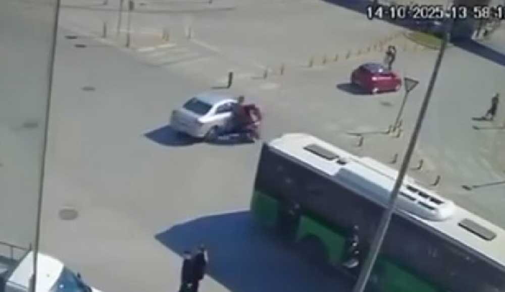 Otomobil Motosiklet Ile Carpistigi Kaza Guvenlik Kamerasina Yansidi 2