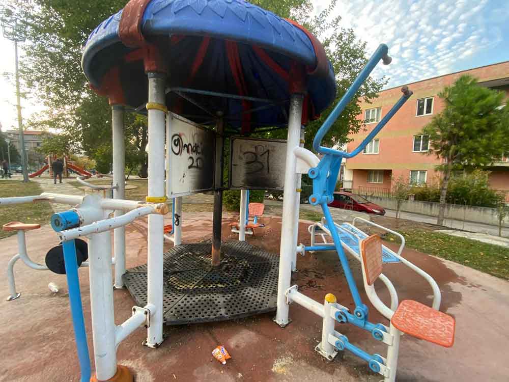 Parkta Oynayan Cocuklar Oyuncagi Atese Verdi 2