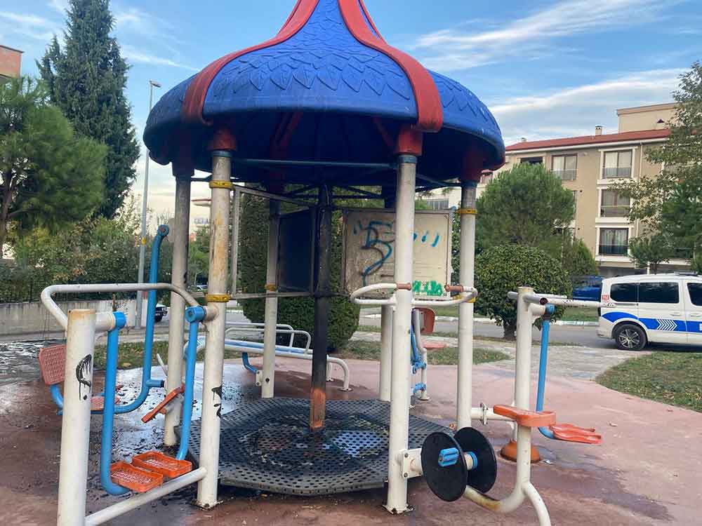 Parkta Oynayan Cocuklar Oyuncagi Atese Verdi 3