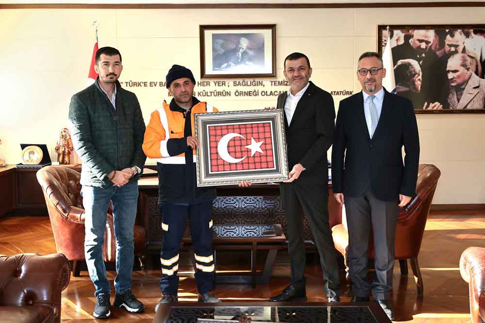 Buyuksehir Personelinden Alkislanacak Hareket