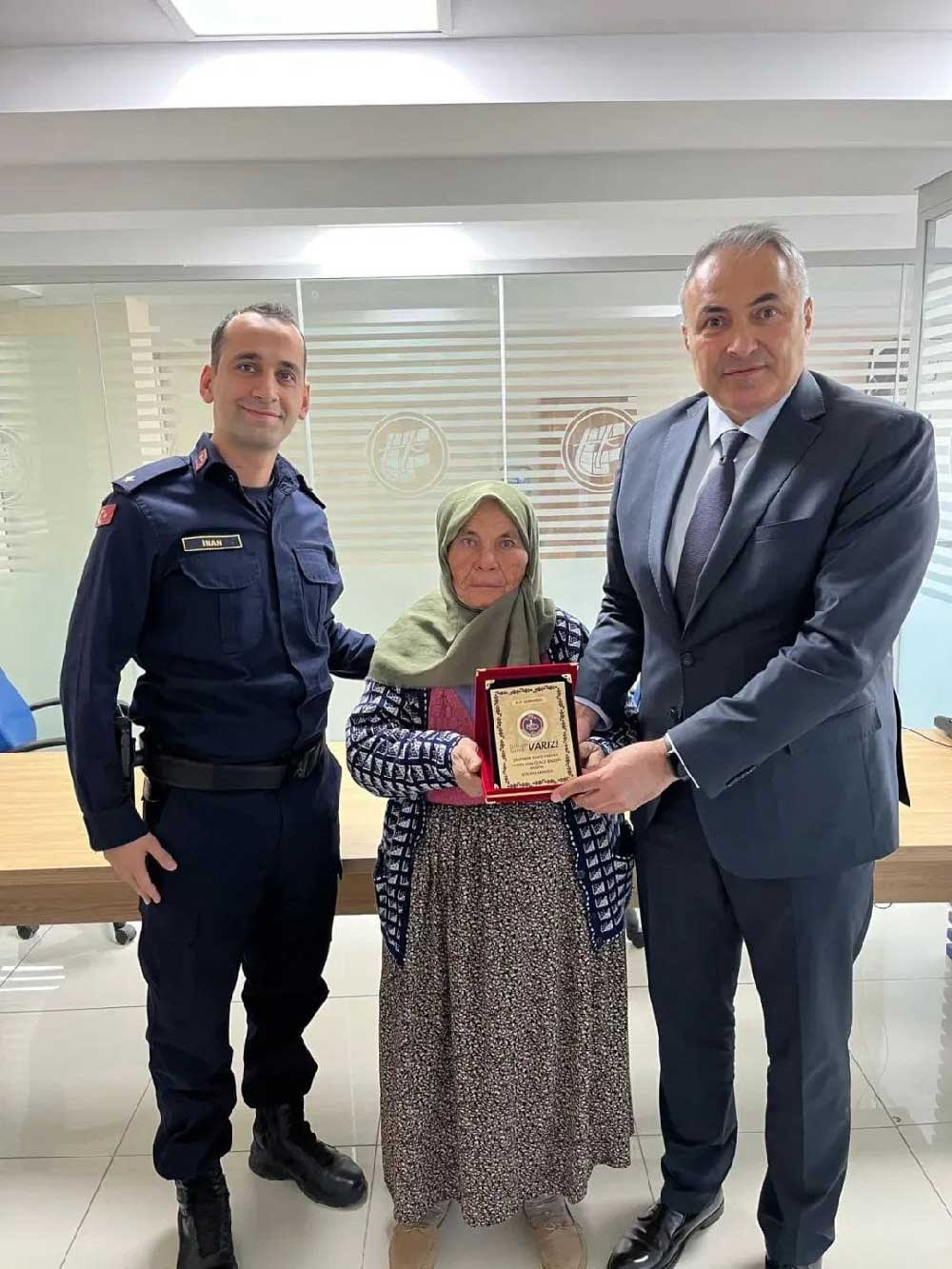 Denizlide 3 Kadin Gayrimenkulunu Jandarmaya Bagisladi 3