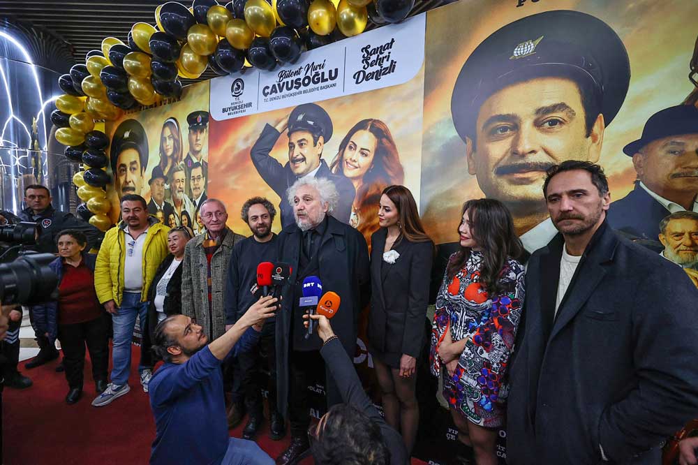 Denizlide Dev Gala Bak Postaci Geliyor Icin Binlerce Kisi Akin Etti4