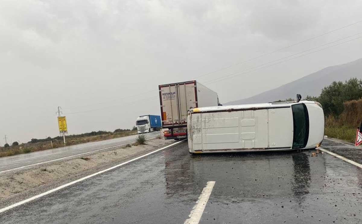 Denizlide Kontrolden Cikan Minibus Devrildi Surucu Yaralandi