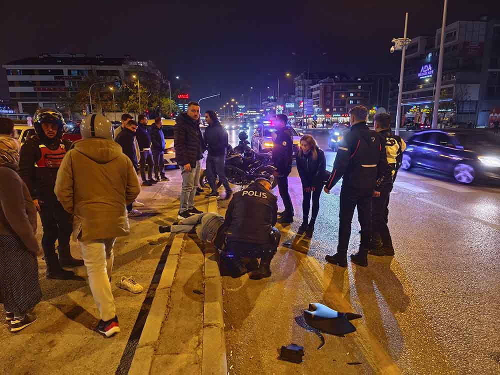 Denizlide Motosiklet Yon Tabelasina Carpti Kazada 2 Kisi Yaralandi 3