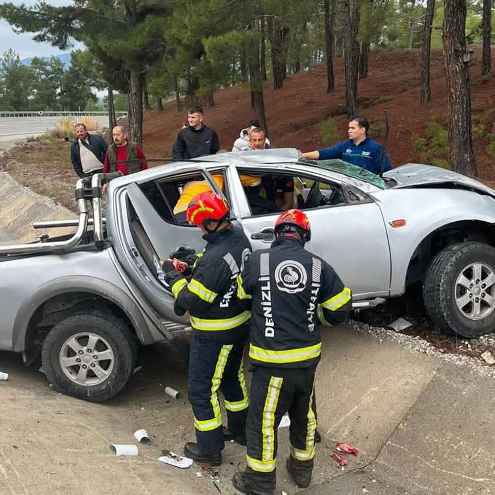 Denizlide Yoldan Cikan Arac Agaca Carpti 1 Olu 1 Yarali 1