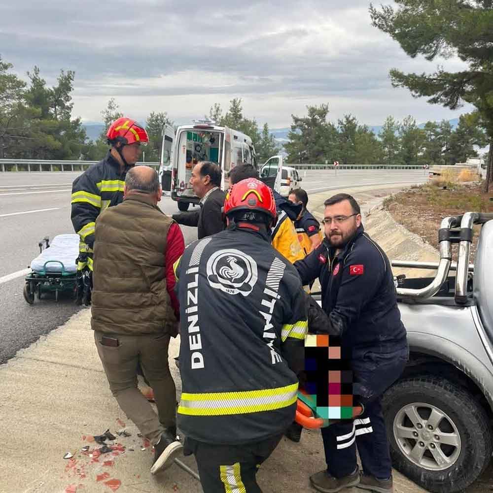 Denizlide Yoldan Cikan Arac Agaca Carpti 1 Olu 1 Yarali 2